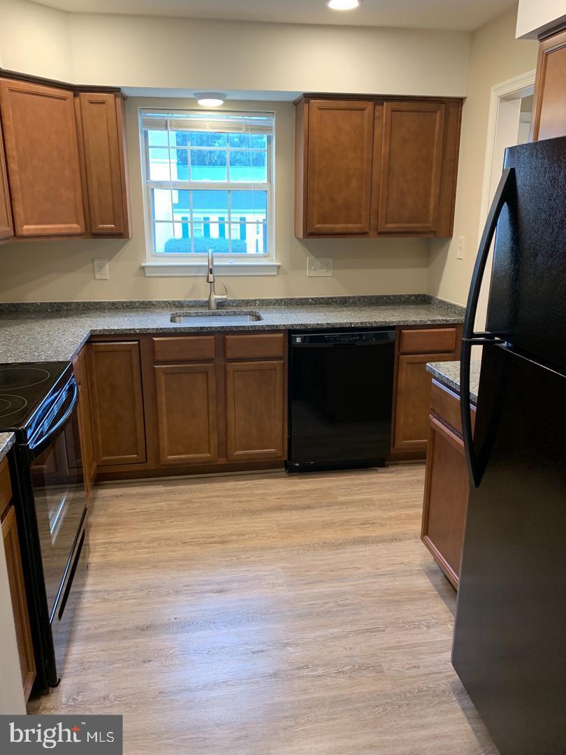 LEEDS SQUARE - Residential Lease