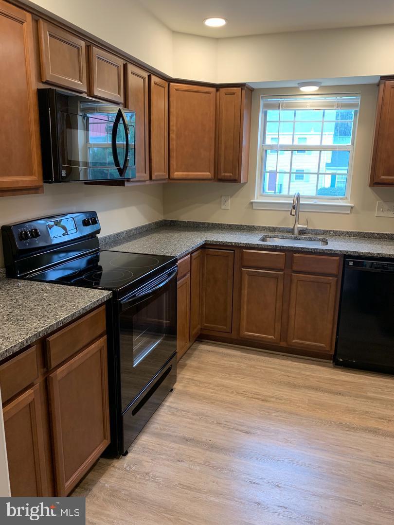 LEEDS SQUARE - Residential Lease