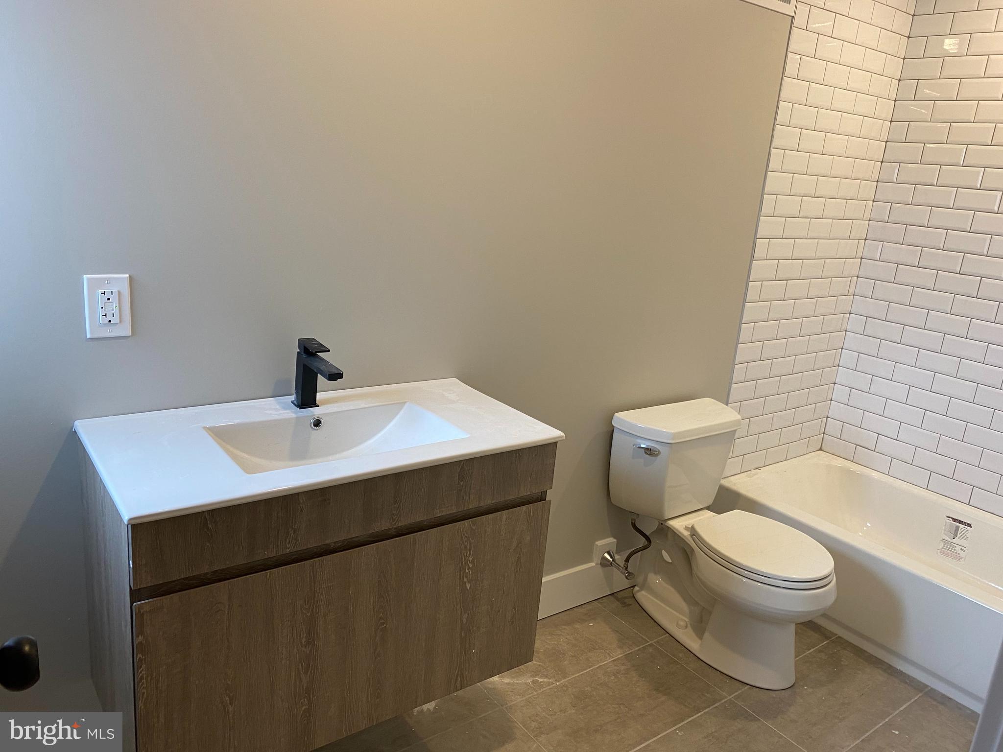 PORT RICHMOND - Residential Lease