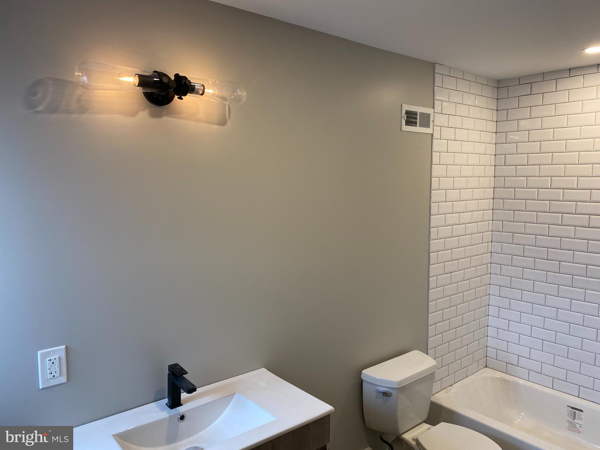PORT RICHMOND - Residential Lease