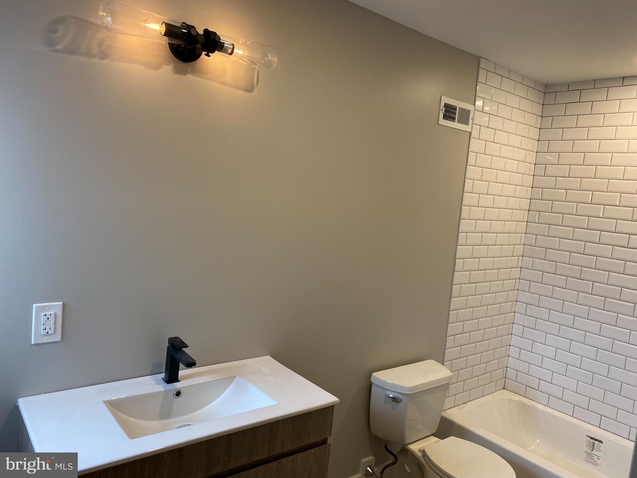 PORT RICHMOND - Residential Lease