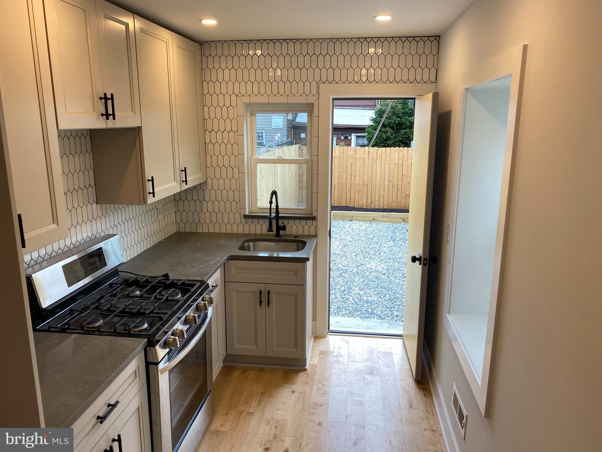 PORT RICHMOND - Residential Lease