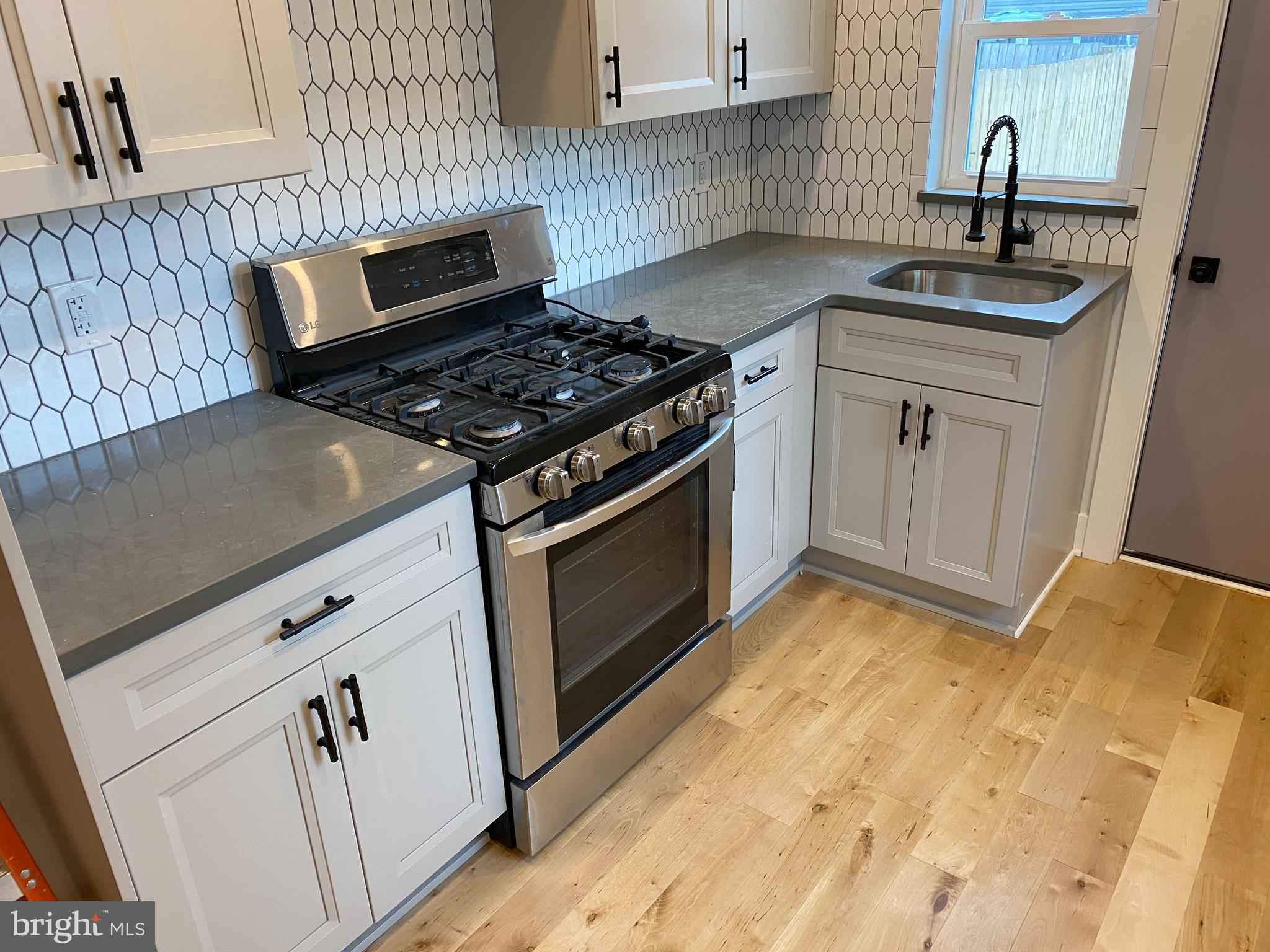 PORT RICHMOND - Residential Lease