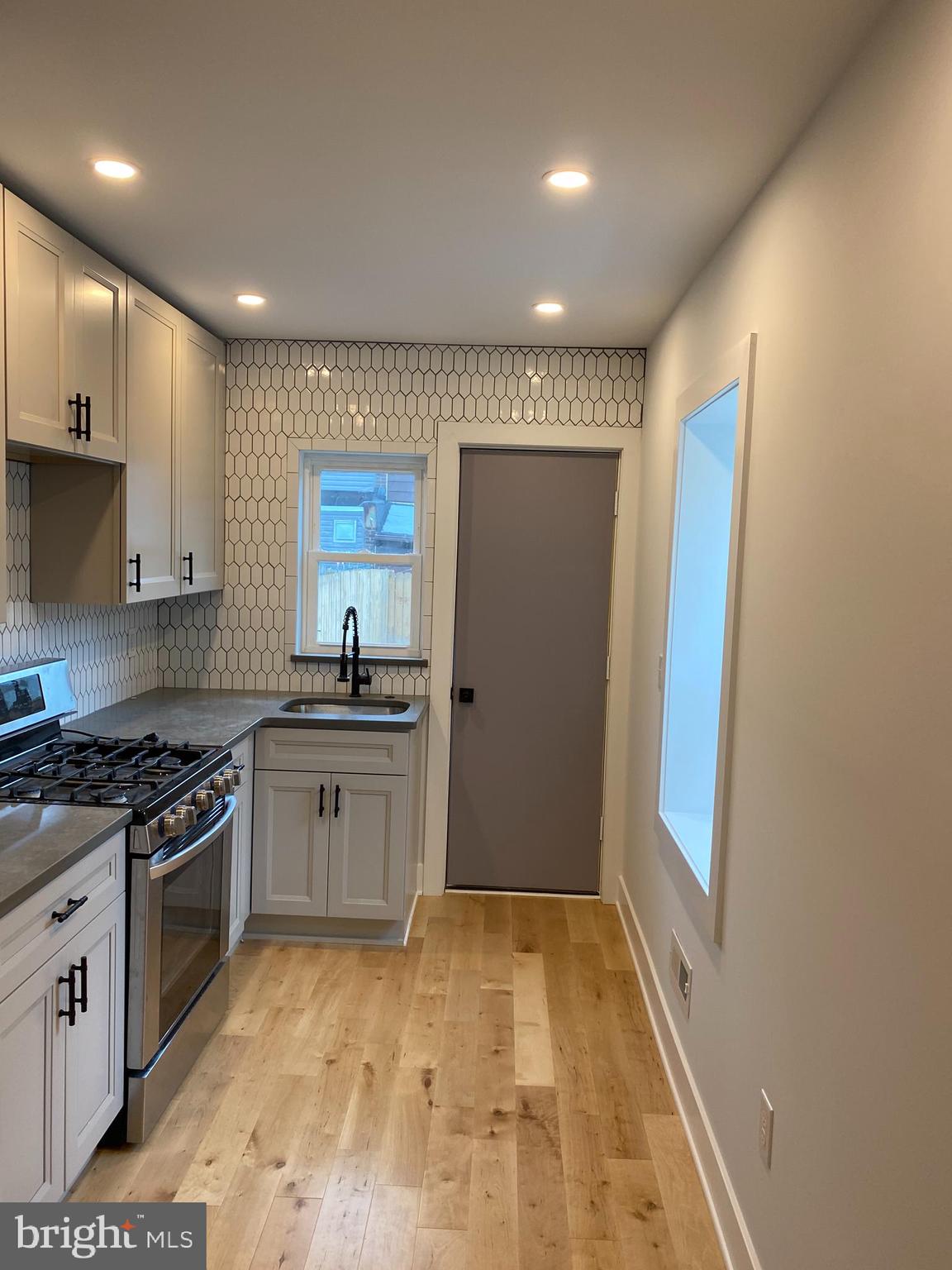PORT RICHMOND - Residential Lease