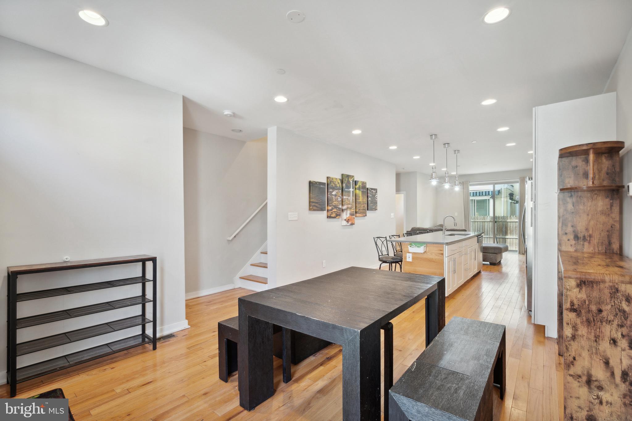 1246 E FLETCHER STREET