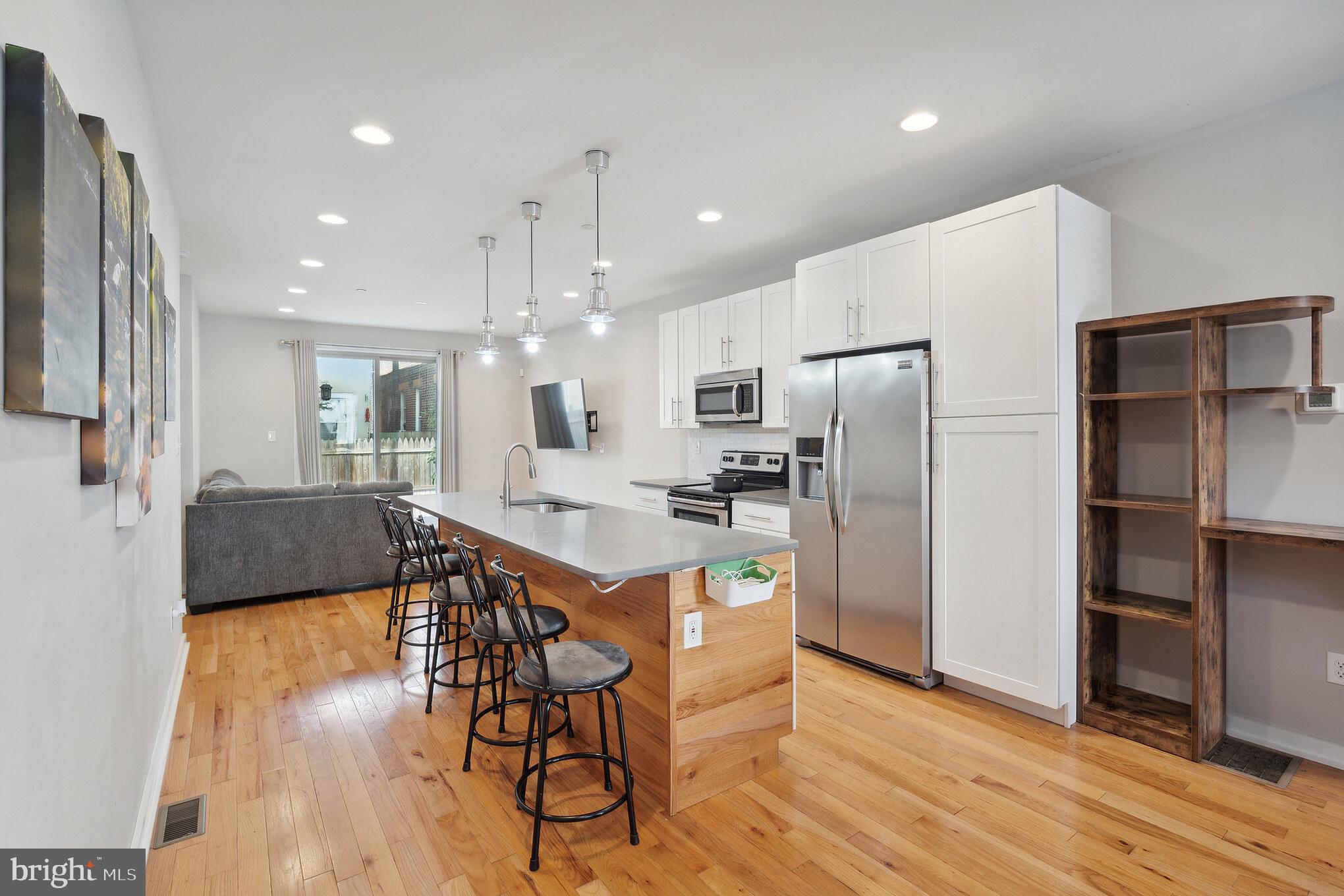 1246 E FLETCHER STREET