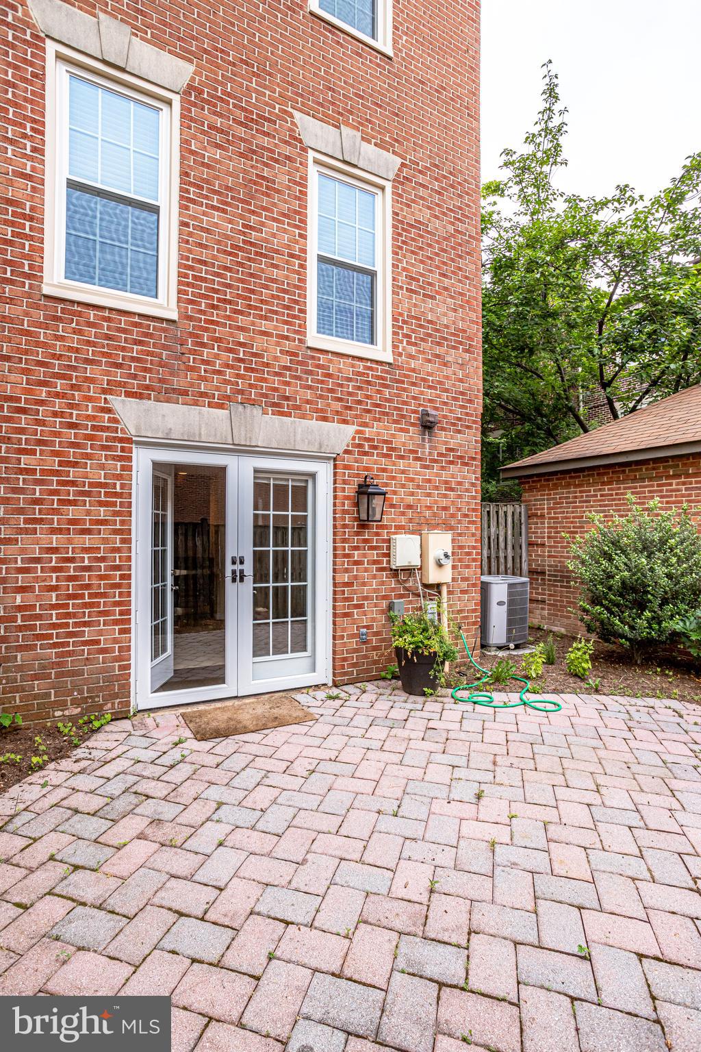 LAUREL MEWS - Residential