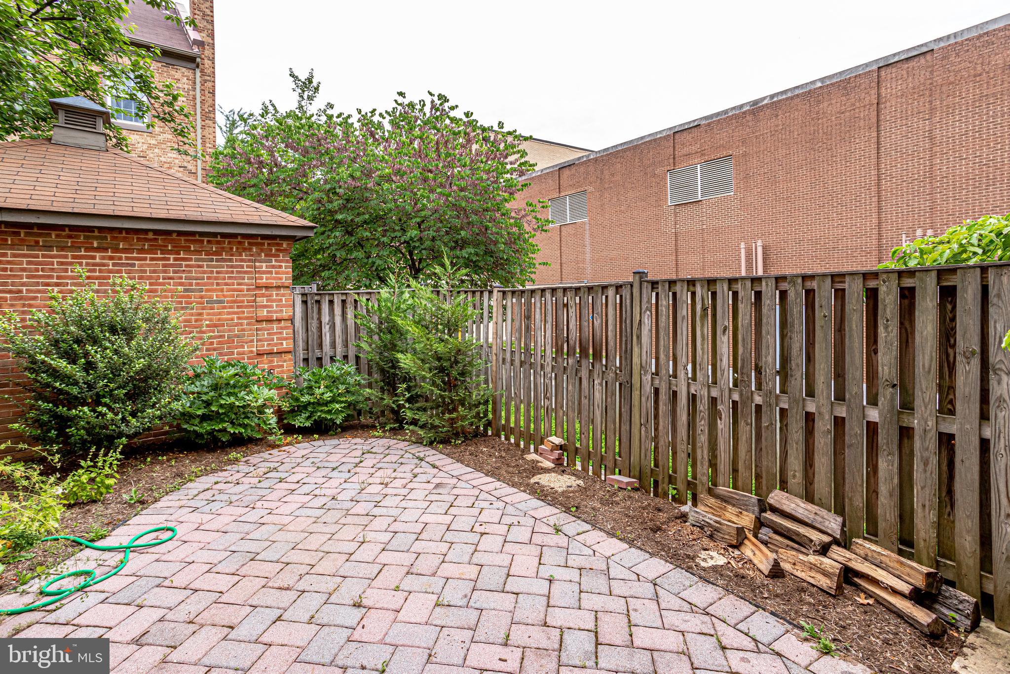 LAUREL MEWS - Residential