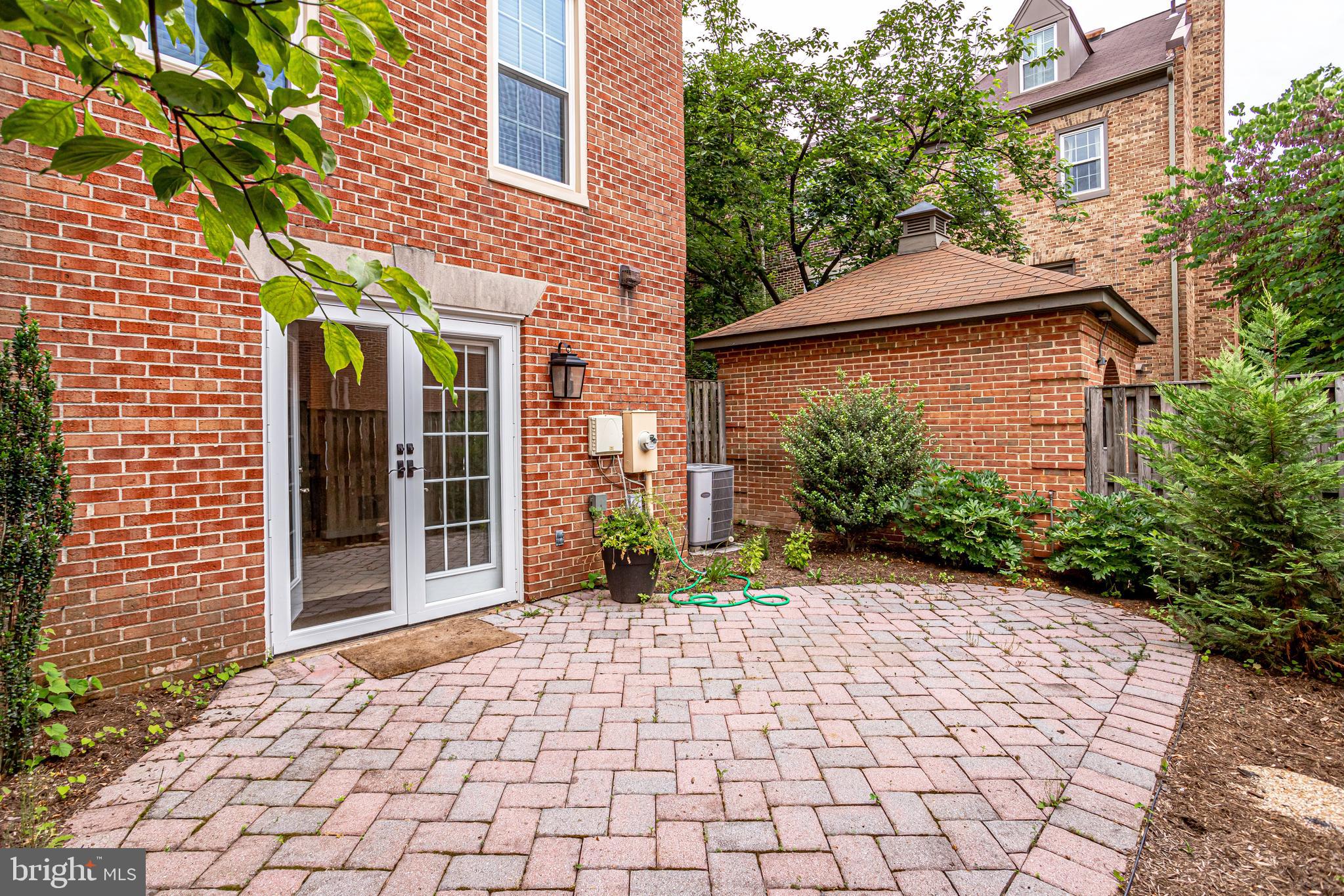 LAUREL MEWS - Residential