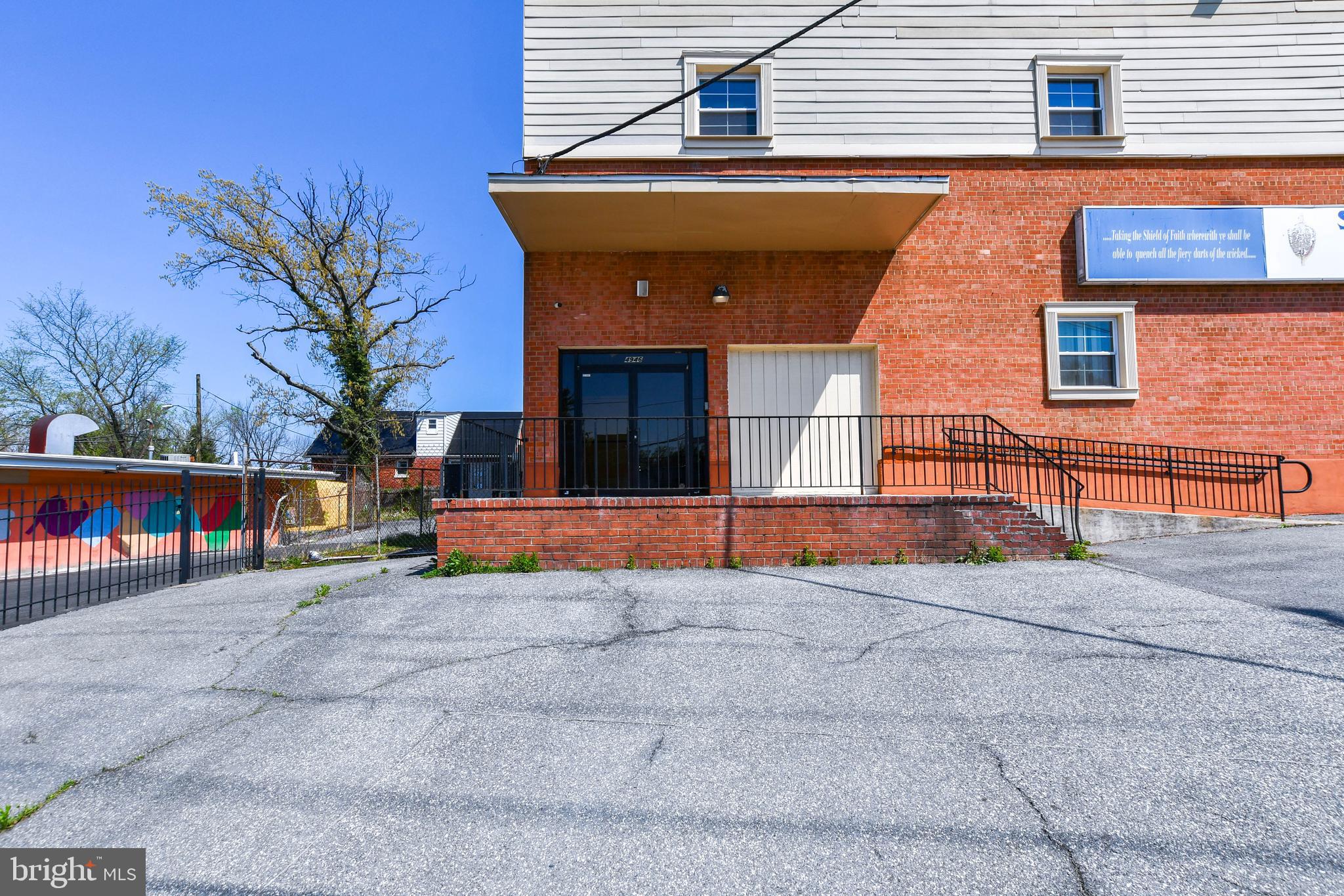 Main image without alt text