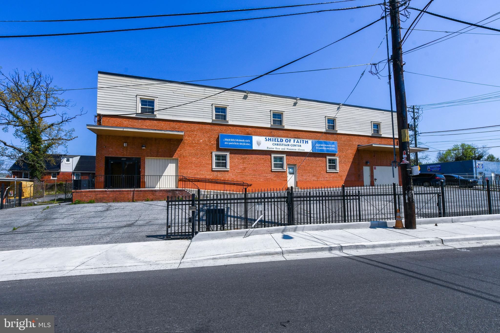 Main image without alt text