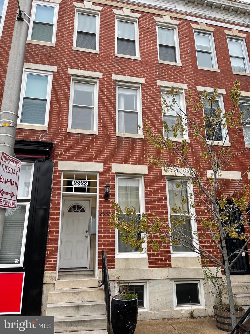 Spacious and airy apartment centrally located in Patterson Park - steps away from JH, Canton, Fells Point, easy access to I95 and 895. The apartment features large rooms, 10ft ceilings, updated kitchen with granite counters, updated bathroom, in-unit washer & dryer, and more. Available for immediate occupancy - discount for a long-term lease. $100 extra to include for the hallway additional room (orphan room).