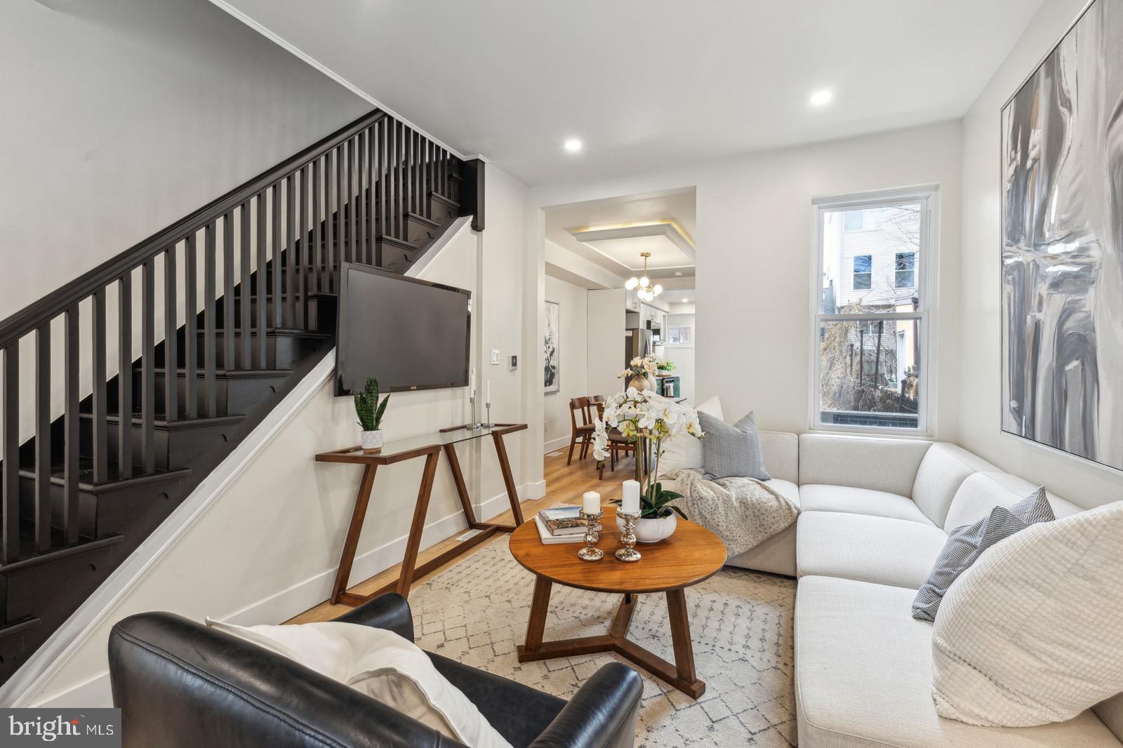 EAST KENSINGTON - Residential