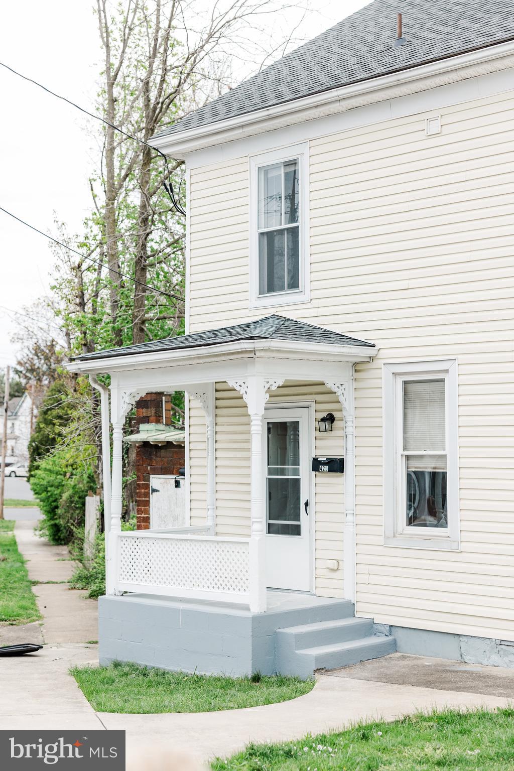Nice duplex in Martinsburg features 3 bedrooms, 1 bathroom, living room, dining room, kitchen, laundry hook ups and small yard. Close to schools, shopping and restaurants. Pets allowed on case by case basis.