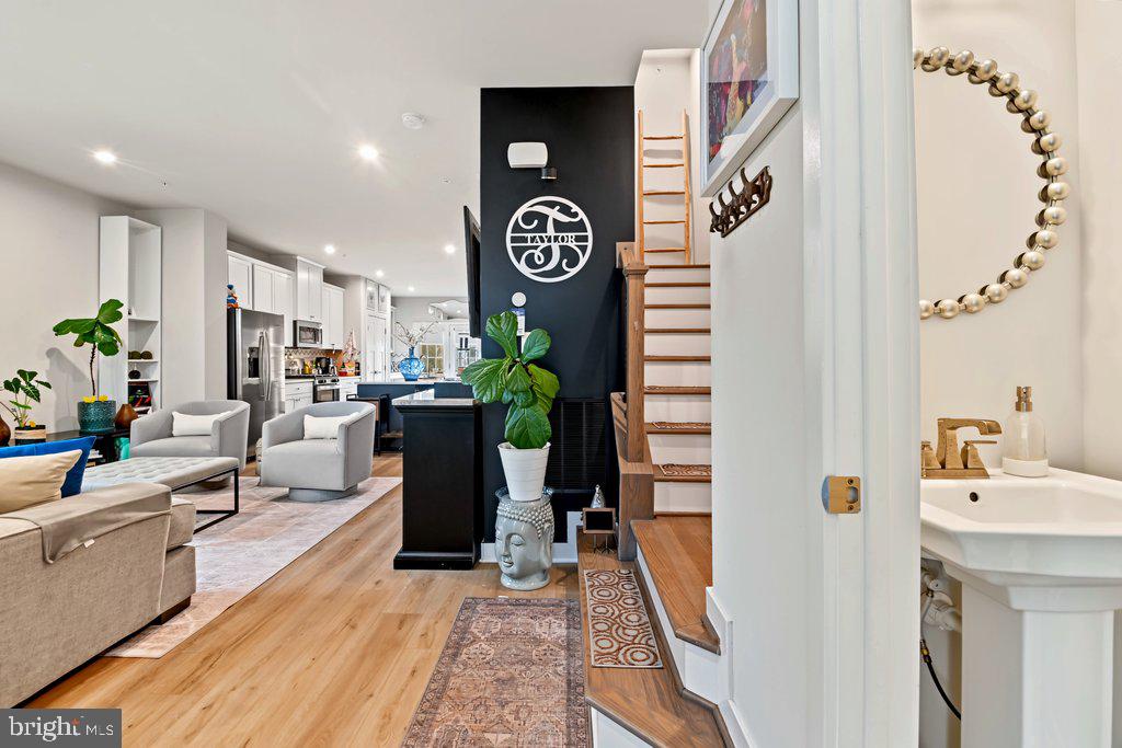 401 HOLLOWAY STREET