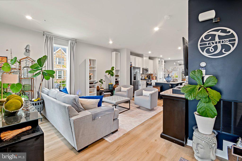 401 HOLLOWAY STREET