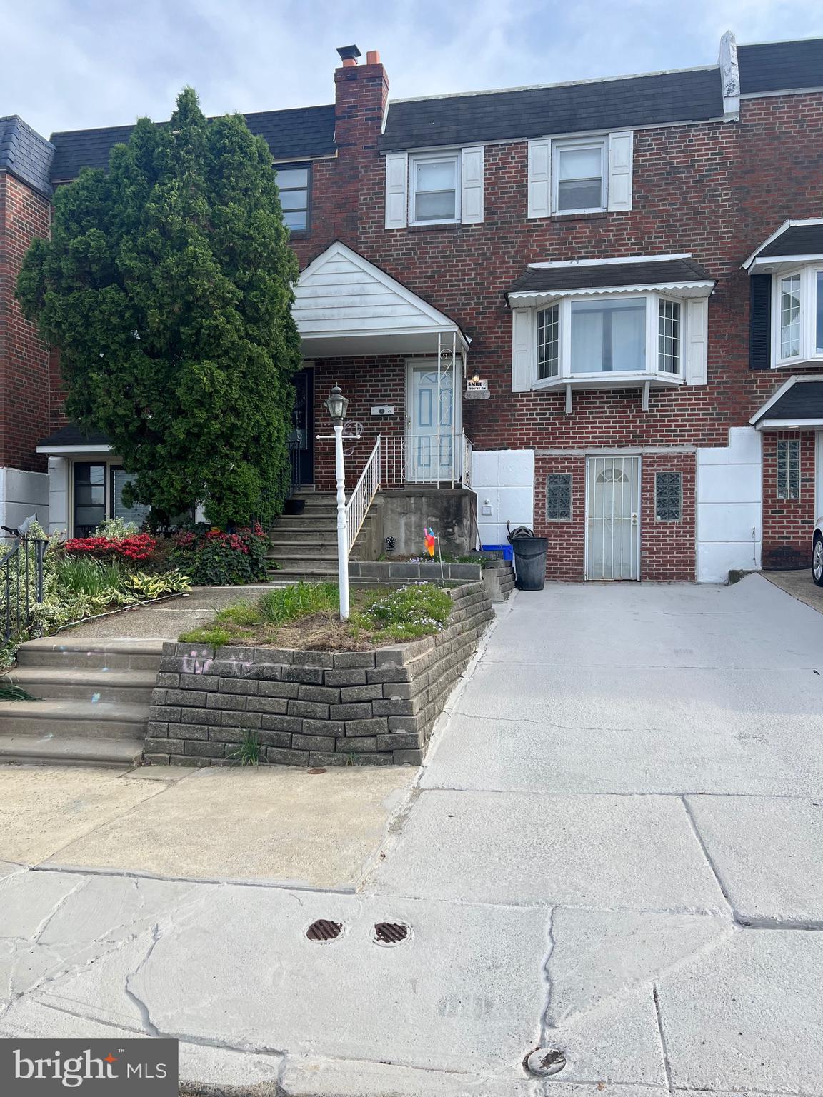 Beautiful three bedroom, 1.5 bath row home on a street with park view. Large living room, dining room with updated wood floor. Half bath on the first floor. Nice kitchen with ceramic floor. Finished basement with waterproof laminated floor. Landry room with interior entrance to garage. Large rear yard ideal for private entertainment. Location is close to park, school, shopping Mall and easy exit to I-95.