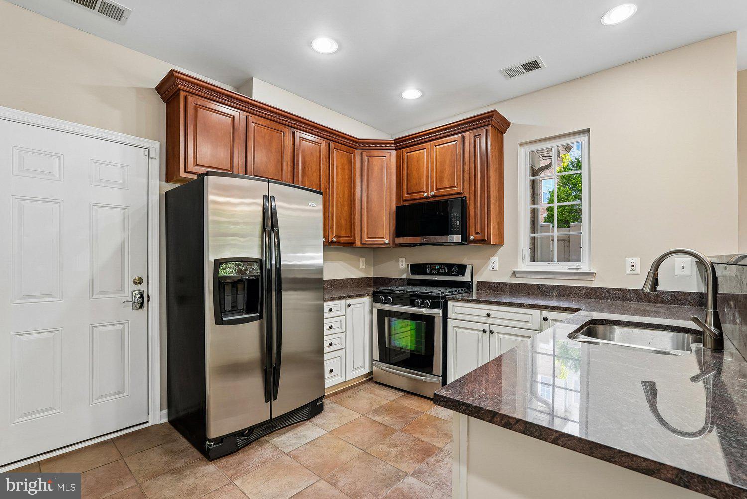 THE TOWNES AT VILLAGE PLACE - Residential