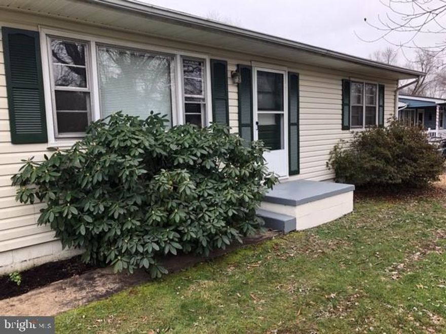 THE PERFECT START!  MOVE IN READY.   A DARLING LITTLE HOME, REMODELED LAST YEAR.  SCREENED PORCH WHICH ADDS SPACE FOR ENTERTAINING AND OUTSIDE ENJOYMENT.  HARDWOOD FLOORS THROUGHOUT AND NEWER FLOORS IN KITCHEN AND LAUNDRY ROOM.   CAC AND  STORAGE SHED.  TAKE A LOOK YOU WILL BE GLAD YOU DID.  THIS HOME IS WHAT AN INVESTOR IS LOOKING FOR.  DRIVEWAY IS OFF BOWEN ST.