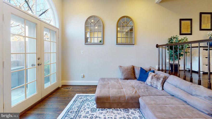 Spacious and beautiful 3 bed 3.5 bath townhome located in  the heart of Old Town. Updated kitchen featuring stainless steel appliances. Open floor plans with hardwood floors throughout. Primary bedroom features private en suite and walk in closet. A Must See! Available 06/01/2025