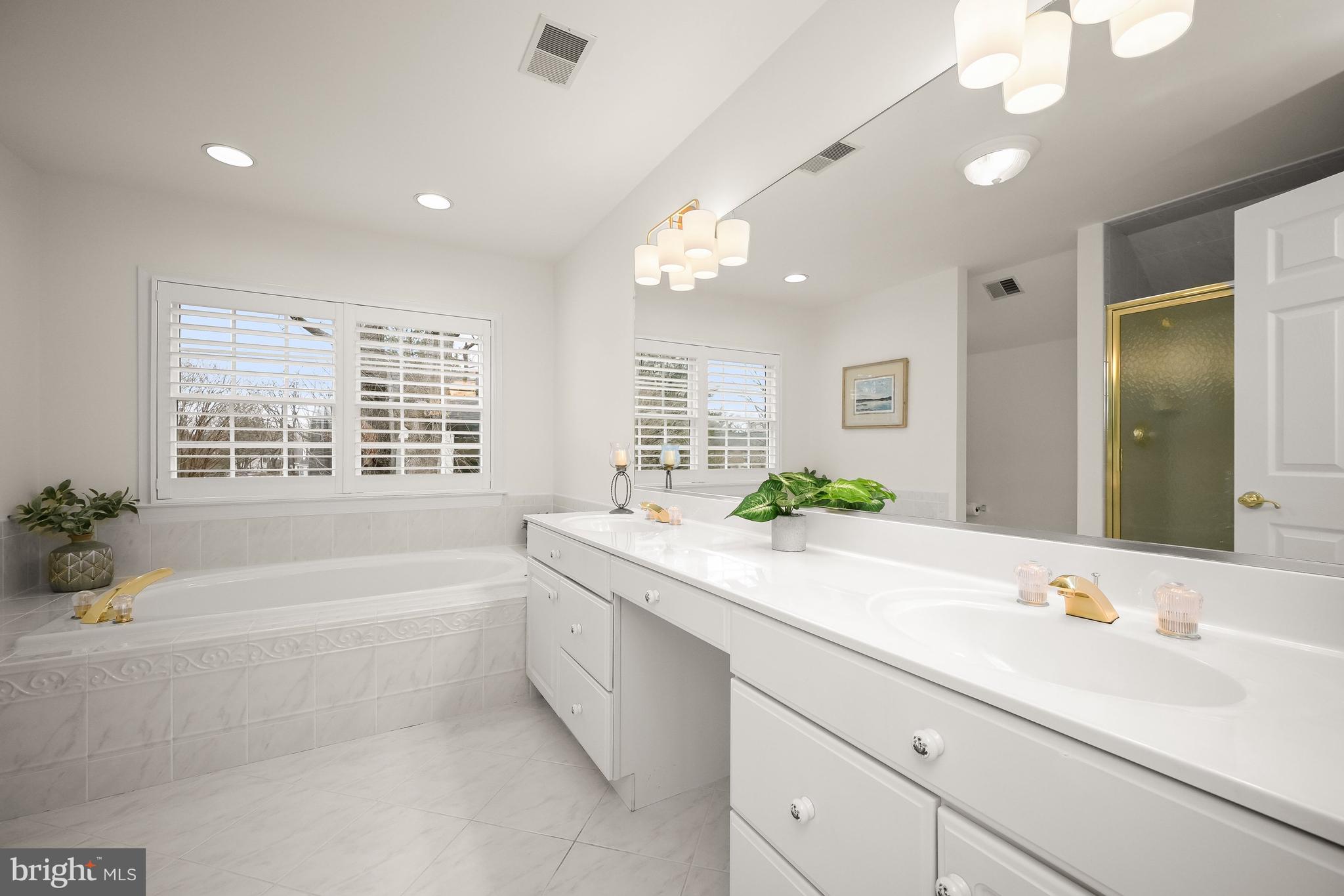 COUNTRY PLACE - Residential