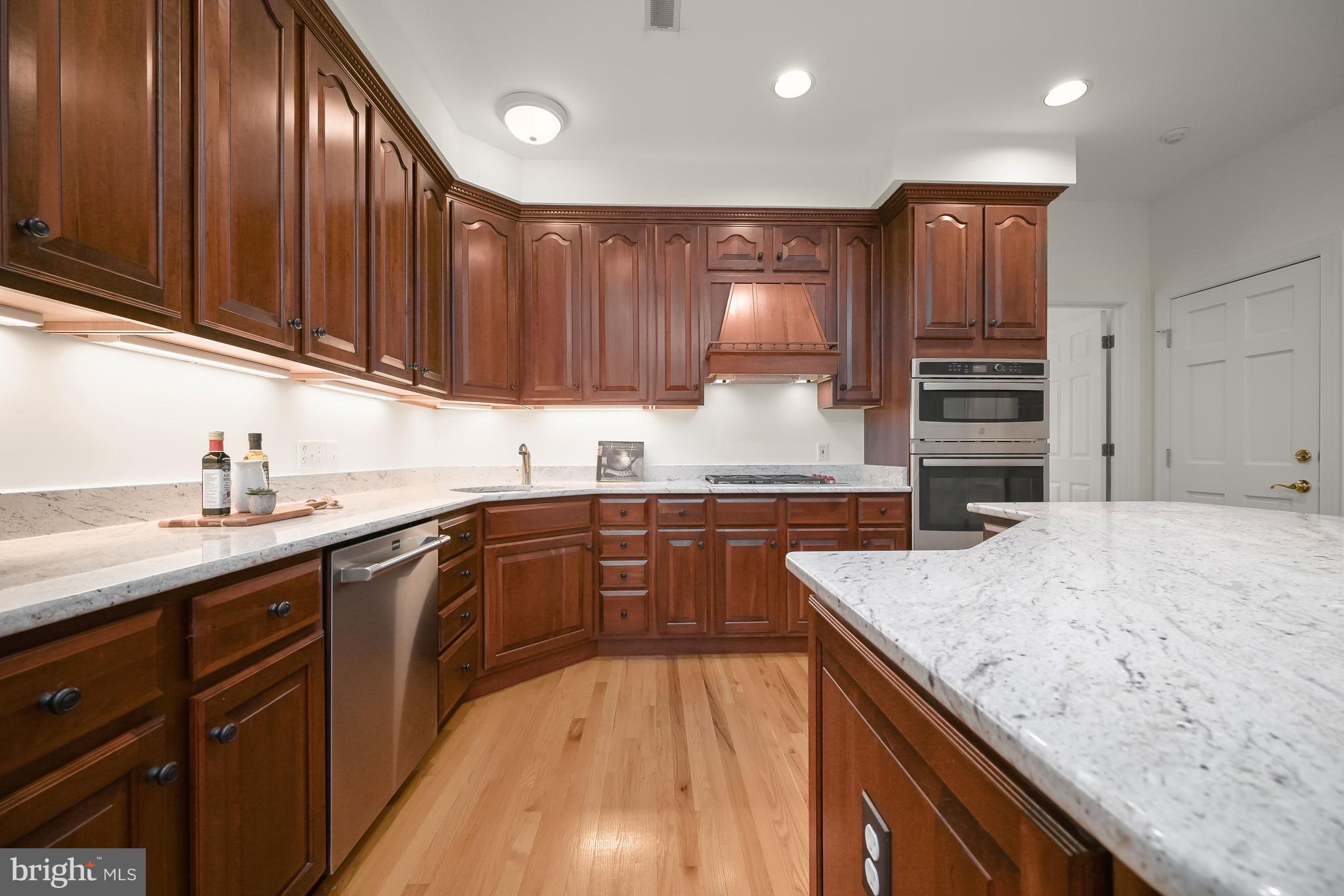 COUNTRY PLACE - Residential