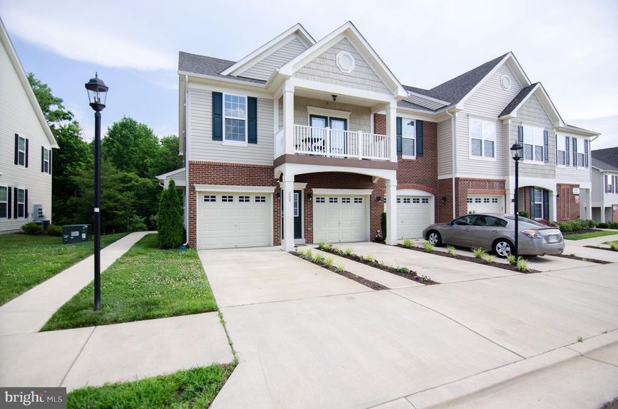 2ND LEVEL CONDO W/ 1 CAR ATTACHED GARAG. PATIO BACKS TO TREES, OPEN FLOOR PLAN W/ GRANITE KITCHEN COUNTER TOPS, LARGE ISLAND W/ SINK, STAINLESS APPLIANCES; LVNG RM, DR, AND KITCHEN DARK HARDWOOD. HUGE MASTER BDRM WALK IN CLOSET AND MASTER BATH W/MASTER BATH.