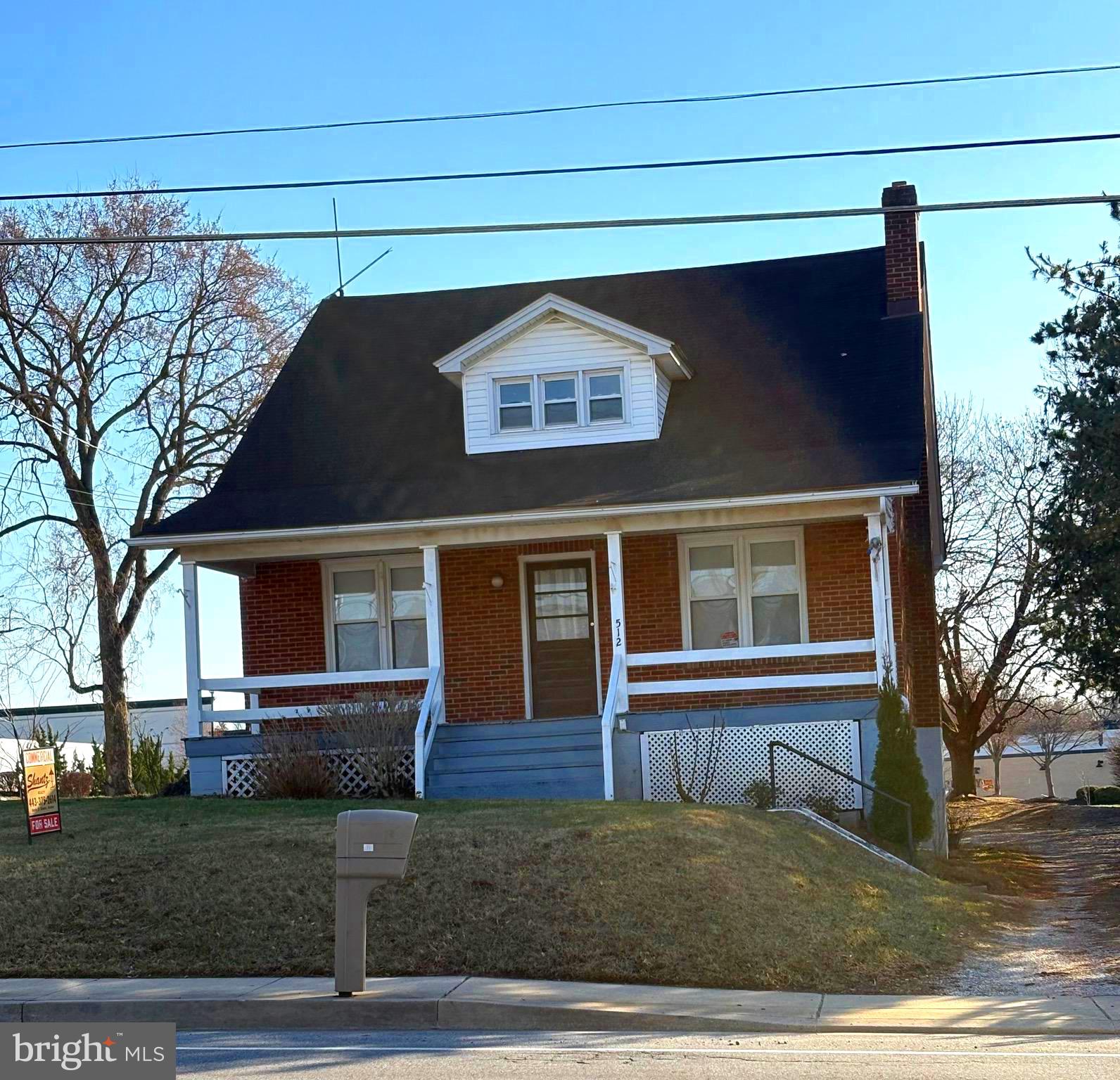 Main image without alt text