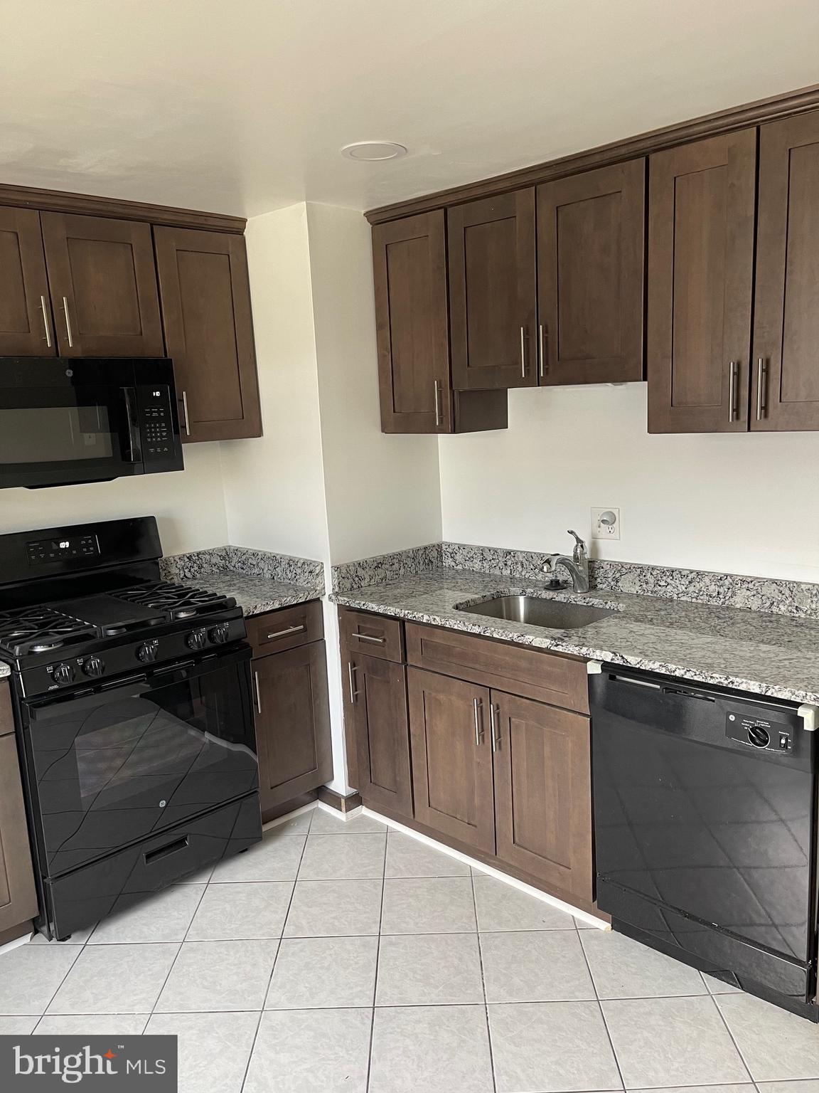 PINEWOOD HILL - Residential Lease