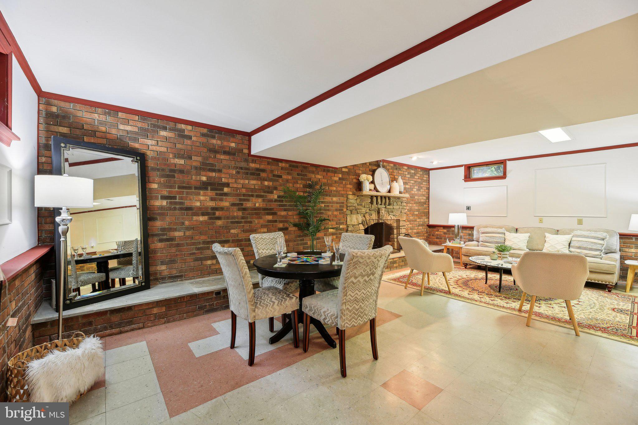 ROLLING KNOLLS - Residential