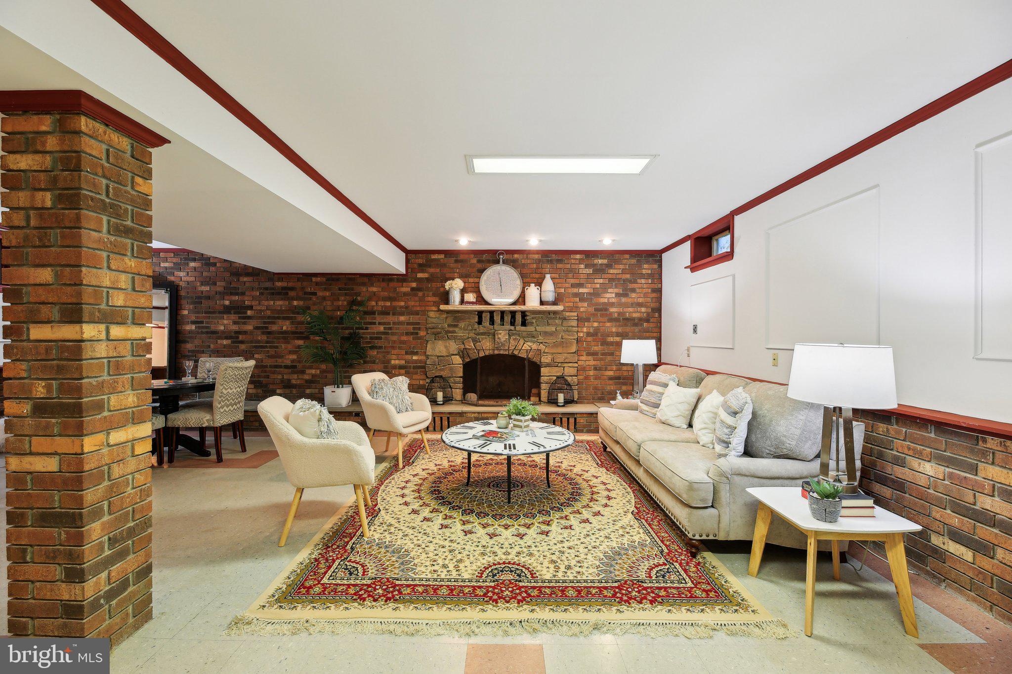 ROLLING KNOLLS - Residential