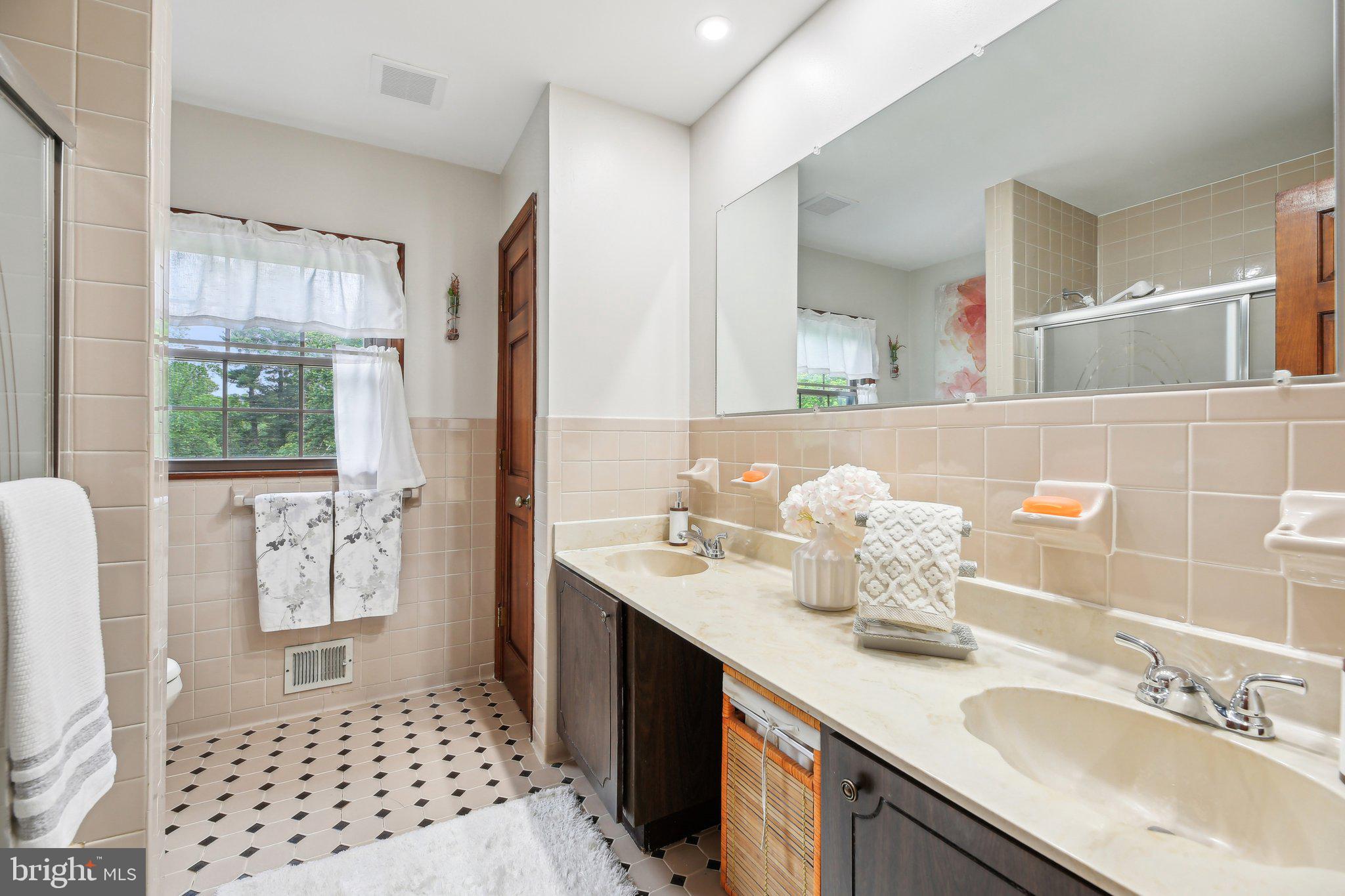 ROLLING KNOLLS - Residential