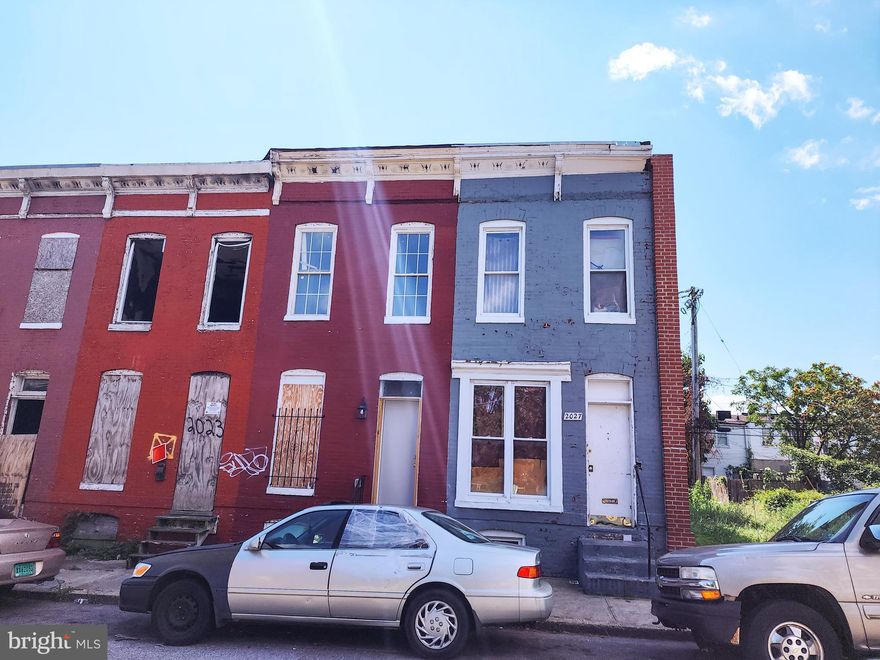 ONLINE AUCTION: Bidding begins 2/15 @ 10:00 AM. Bidding ends 2/19 @ 12:30 PM. List Price is Suggested Opening Bid. Deposit: $5,000.

This 2-story end-unit townhouse is situated in the Carrollton Ridge area, providing convenient access to both the Carroll Park Golf Course and the Westside Shopping Center. The major traffic artery of Wilkens Ave is easily accessible, enhancing connectivity to surrounding areas. The occupancy status is unknown.