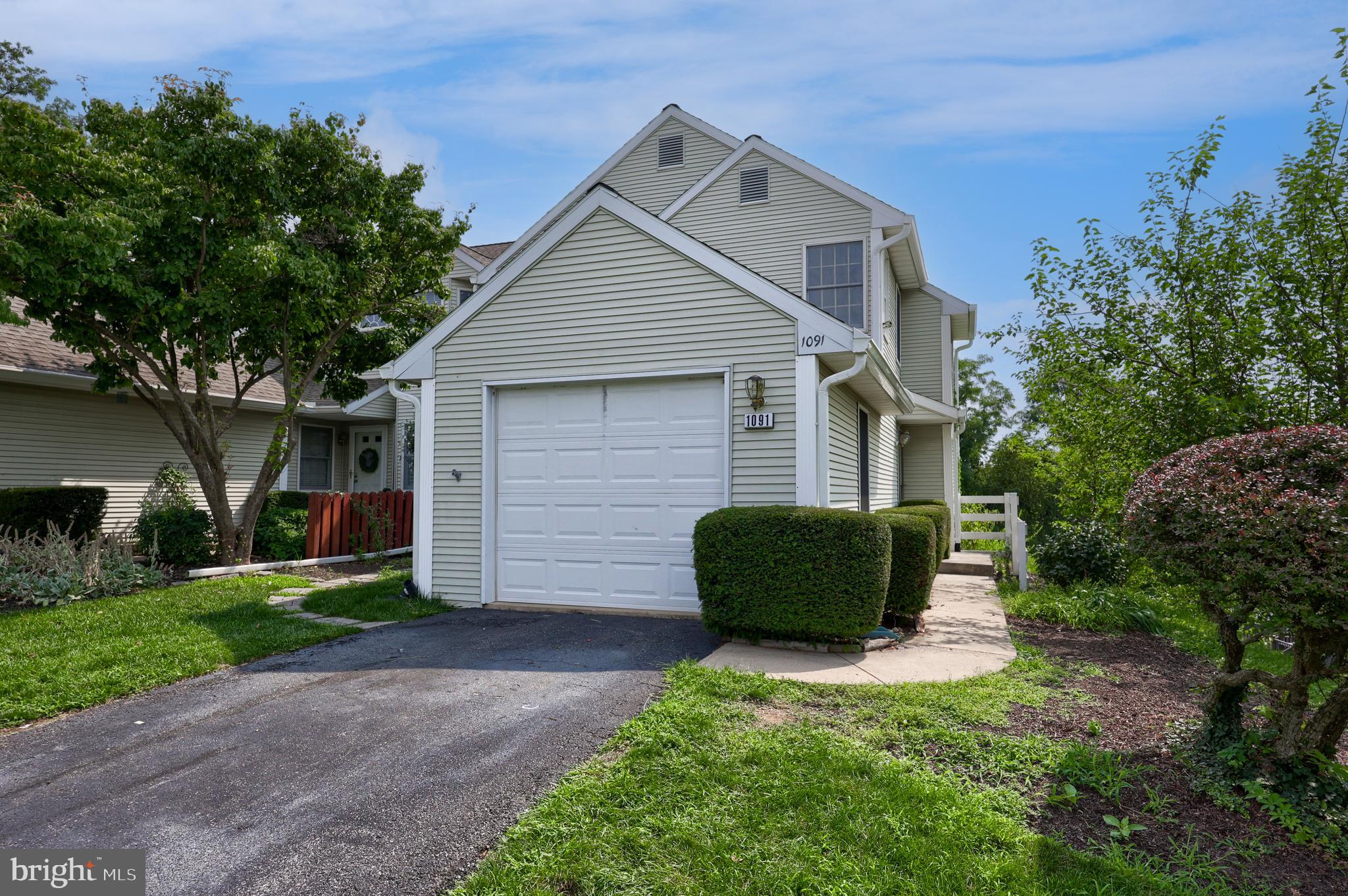 1091 COUNTRY HILL DRIVE