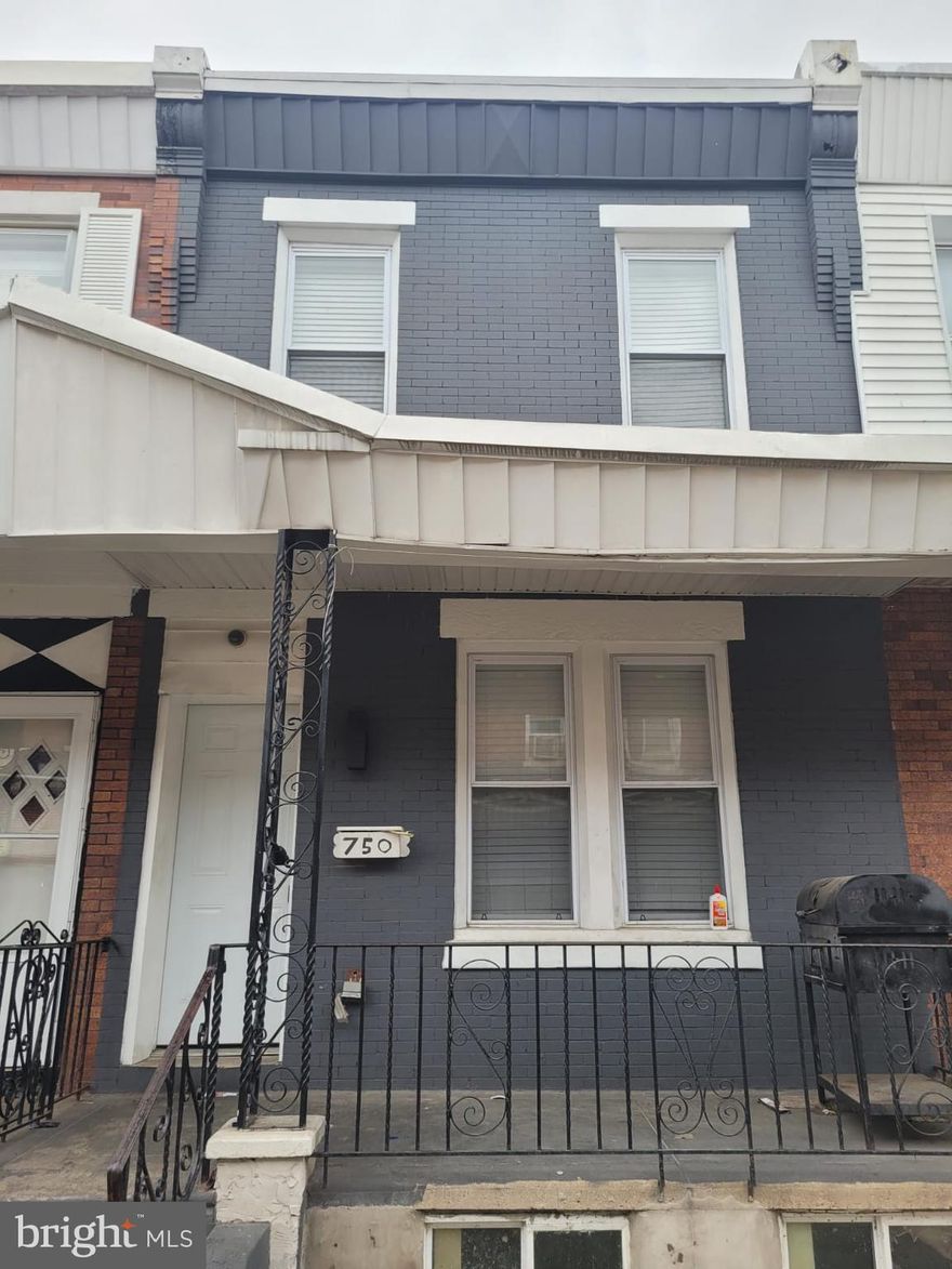 Welcome to 750 E Madison Street! Unlock the potential of this prime real estate offering, strategically located in a high-demand area. This property presents an excellent opportunity for savvy investors looking to capitalize on steady appreciation, rental income, or development potential. Whether you’re a seasoned investor seeking a stable asset or looking to leverage growth through strategic upgrades. Don’t miss out on this lucrative investment opportunity!