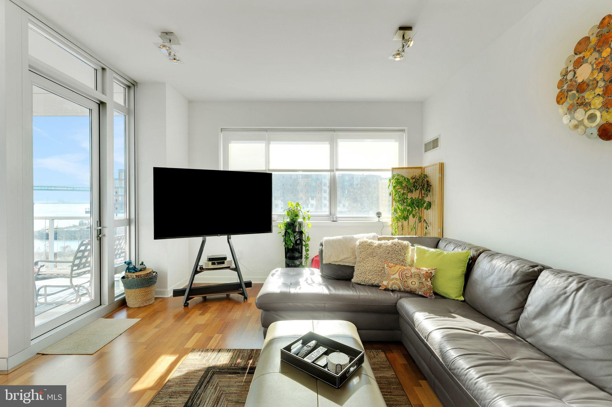 WATERFRONT SQUARE - Residential