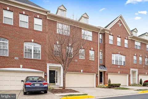 20377 Cottswold Terrace Unit 73, Sterling, VA MLS: VALO2112128