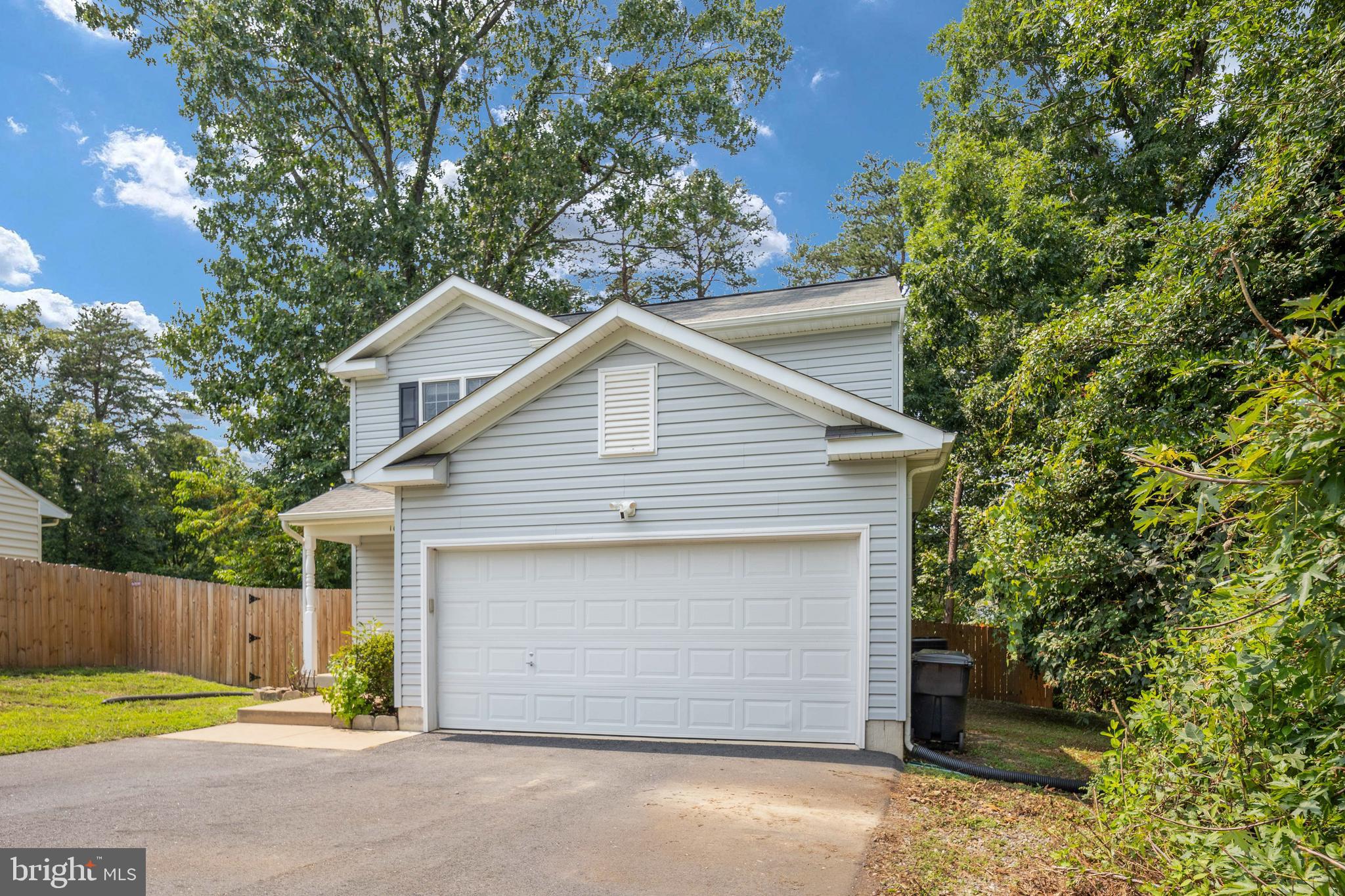 10416 HILLSIDE LANE