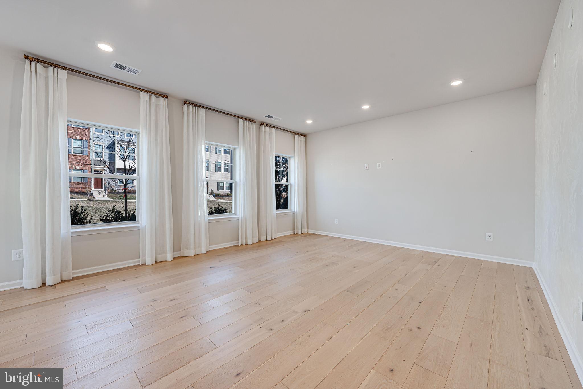 JEFFERSON SQUARE - Residential Lease