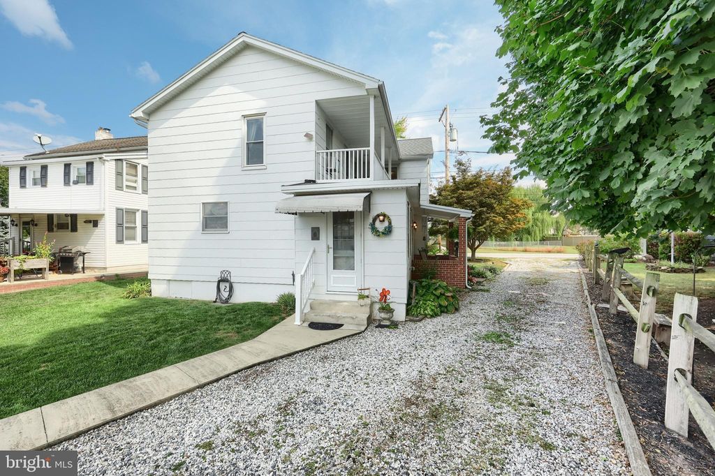 Photo of 855 Greenbriar Road, YORK, PA 17404 (MLS # PAYK2088716)