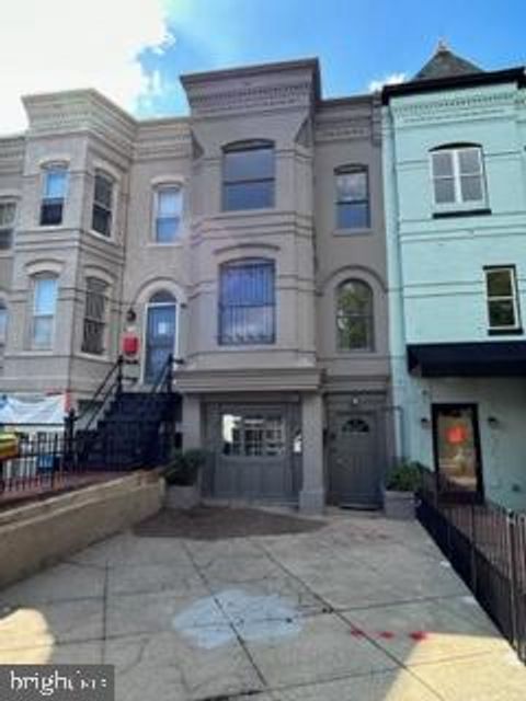 Photo of 303 Massachusetts Avenue NE, WASHINGTON, DC 20002 (MLS # DCDC2227142)
