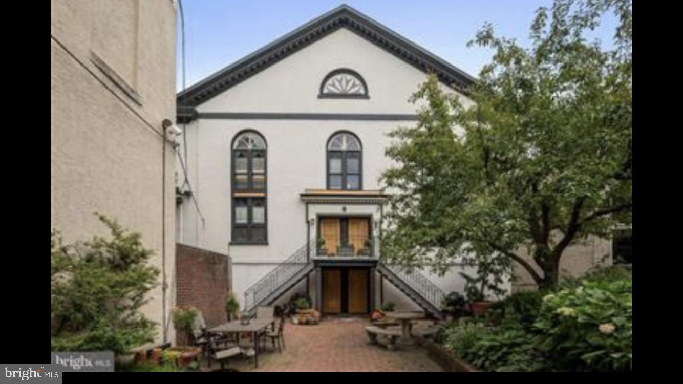 QUEEN VILLAGE - Land