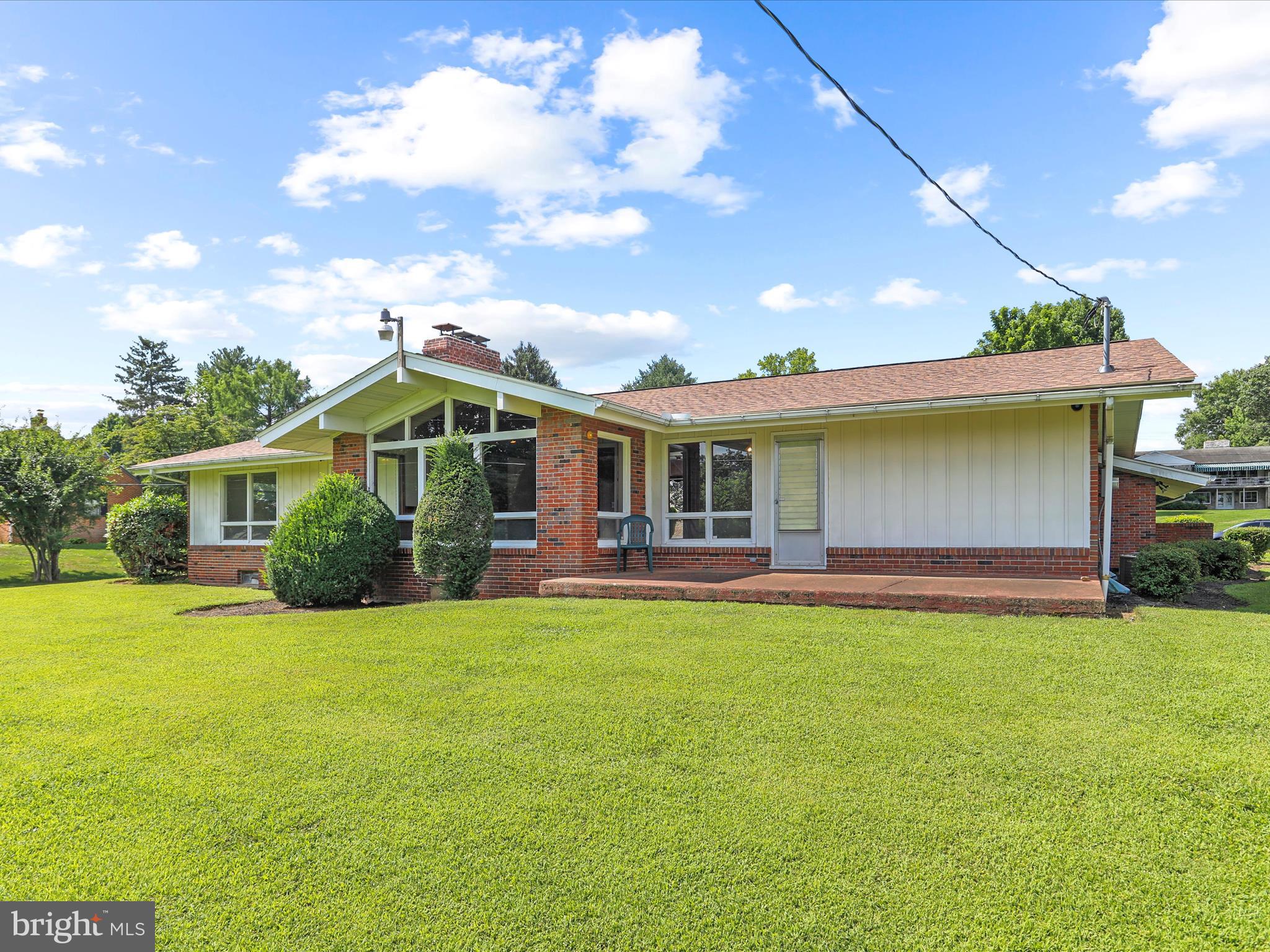 845 MOUNTAIN VIEW ROAD W