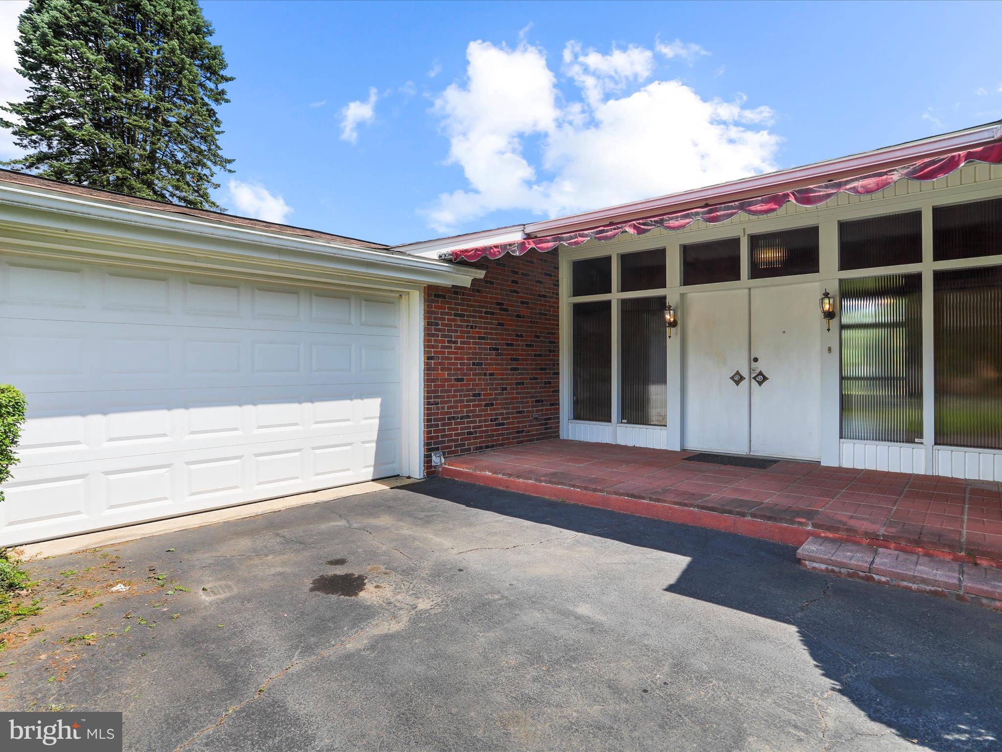 845 MOUNTAIN VIEW ROAD W
