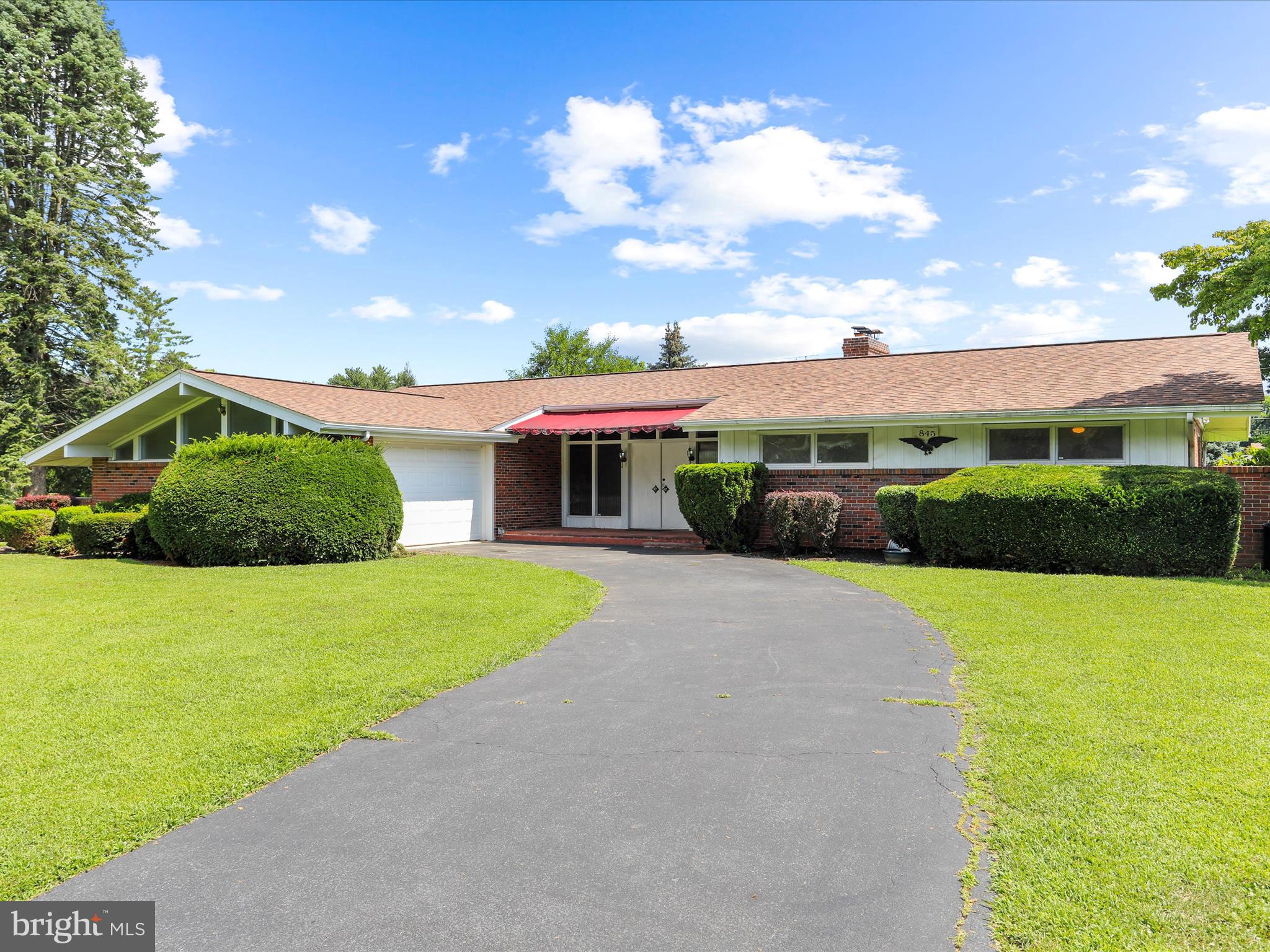 845 MOUNTAIN VIEW ROAD W