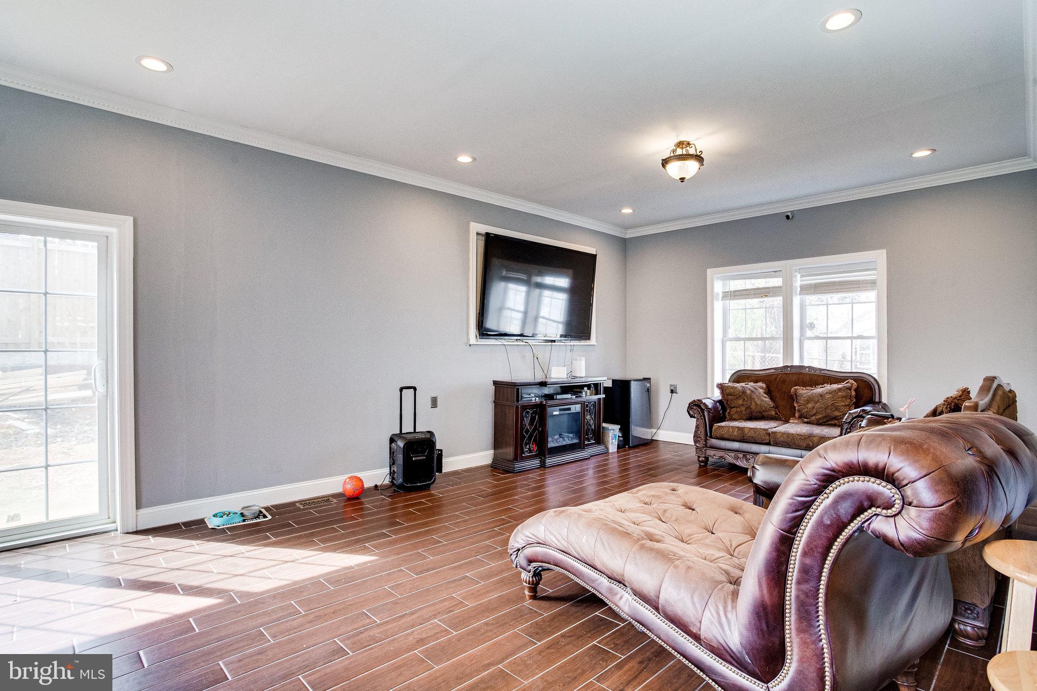 COLMAR MANOR - Residential