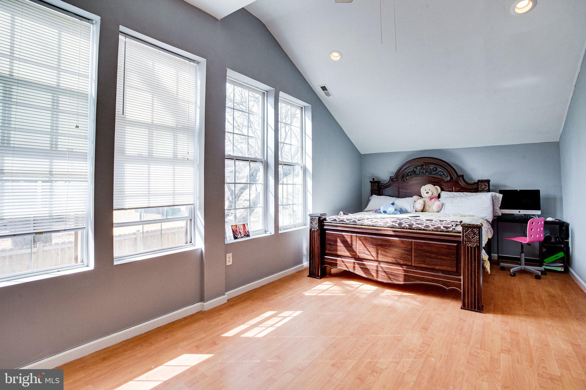 COLMAR MANOR - Residential