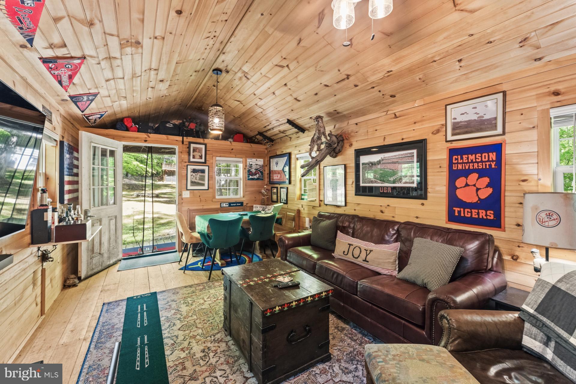 LAKE OCCOQUAN SHORES - Residential