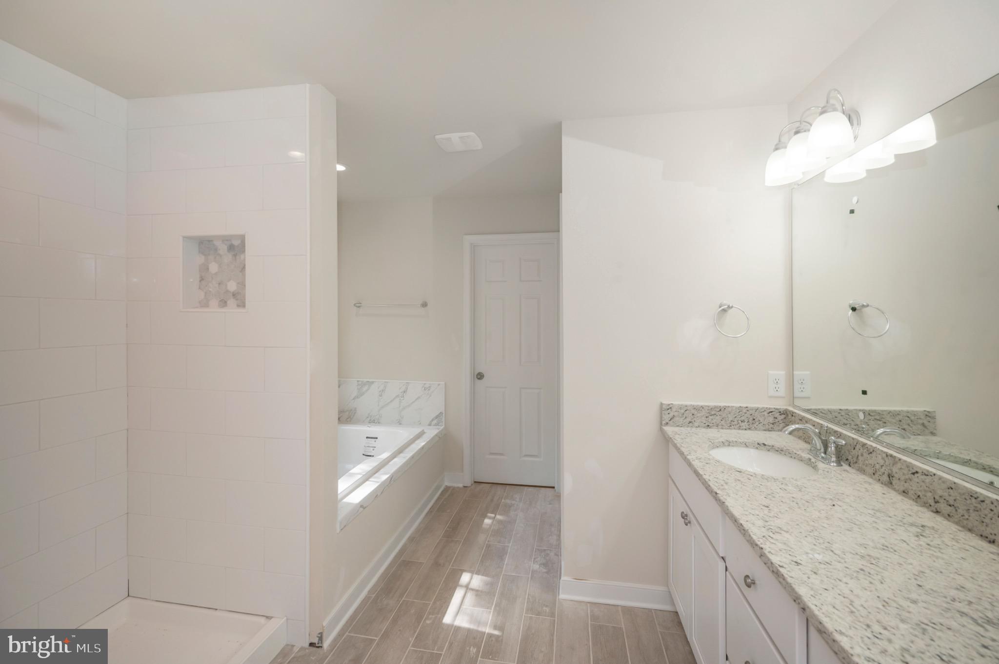 PRESIDNTIAL LAKE - Residential