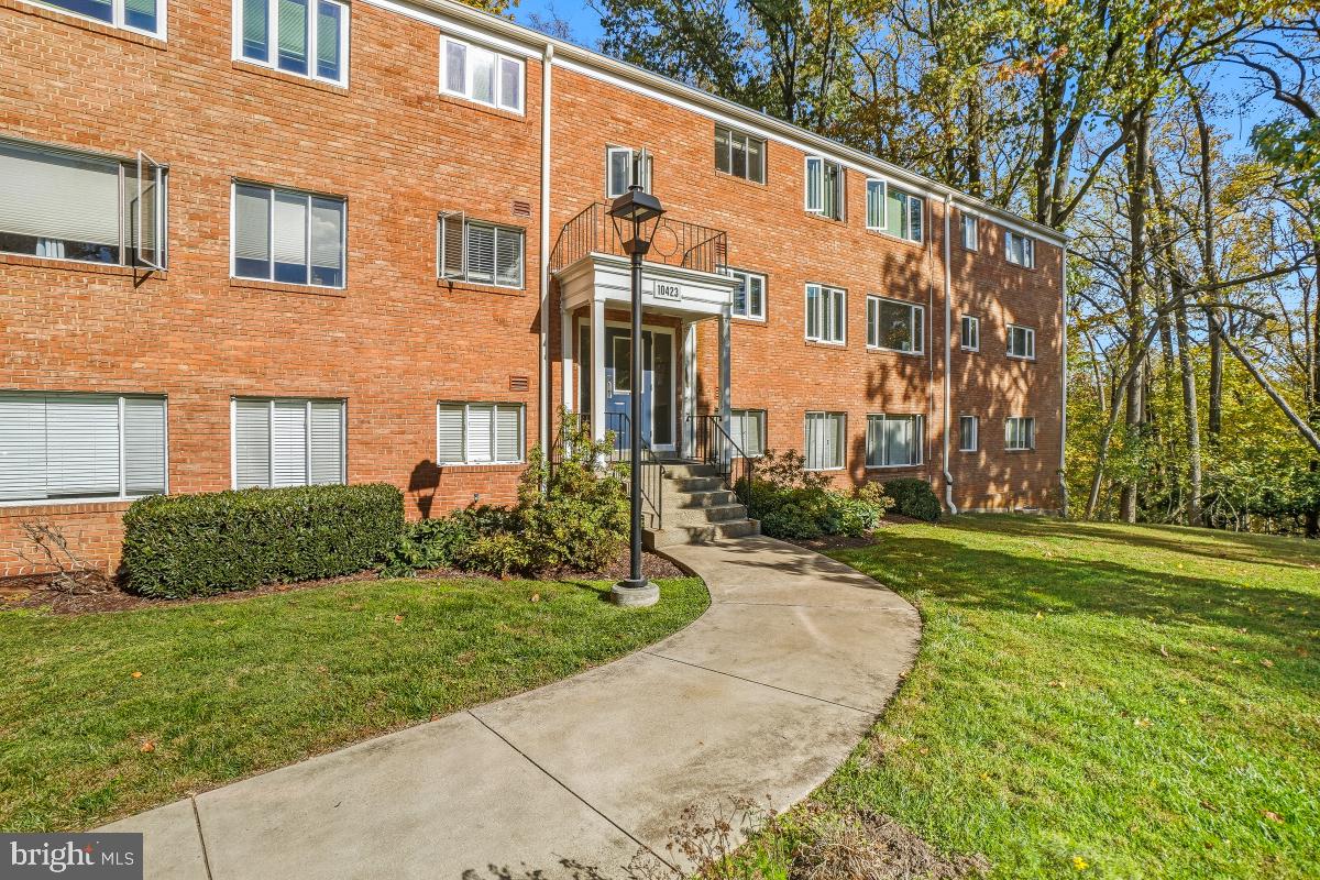 10423 MONTROSE AVENUE 202